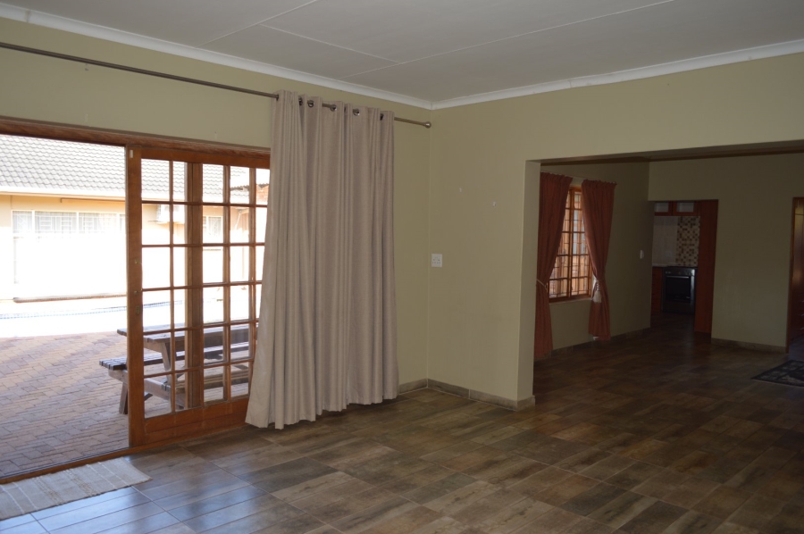 6 Bedroom Property for Sale in Flamwood North West